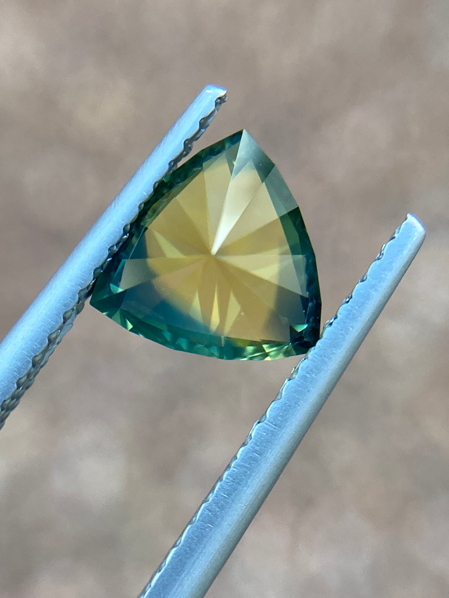 037- Australian Sapphire 1.71ct Yellow Green Parti ‘pharaohs eye’ TRILLION CUT