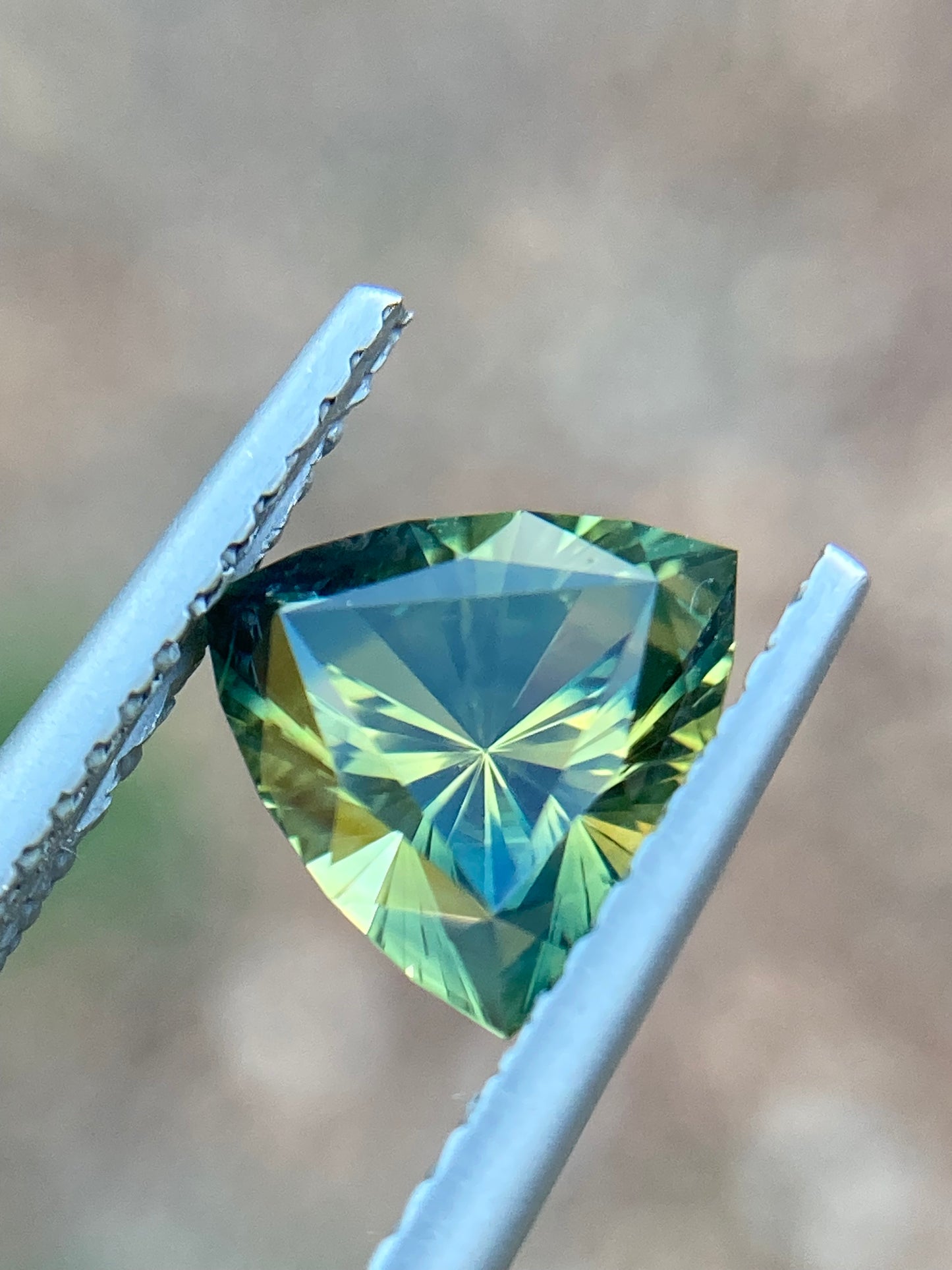037- Australian Sapphire 1.71ct Yellow Green Parti ‘pharaohs eye’ TRILLION CUT