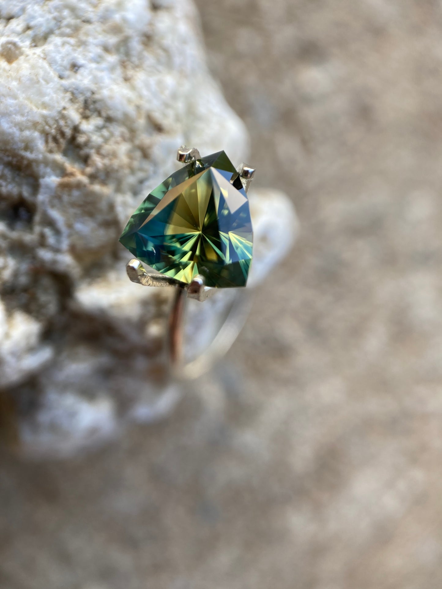 037- Australian Sapphire 1.71ct Yellow Green Parti ‘pharaohs eye’ TRILLION CUT