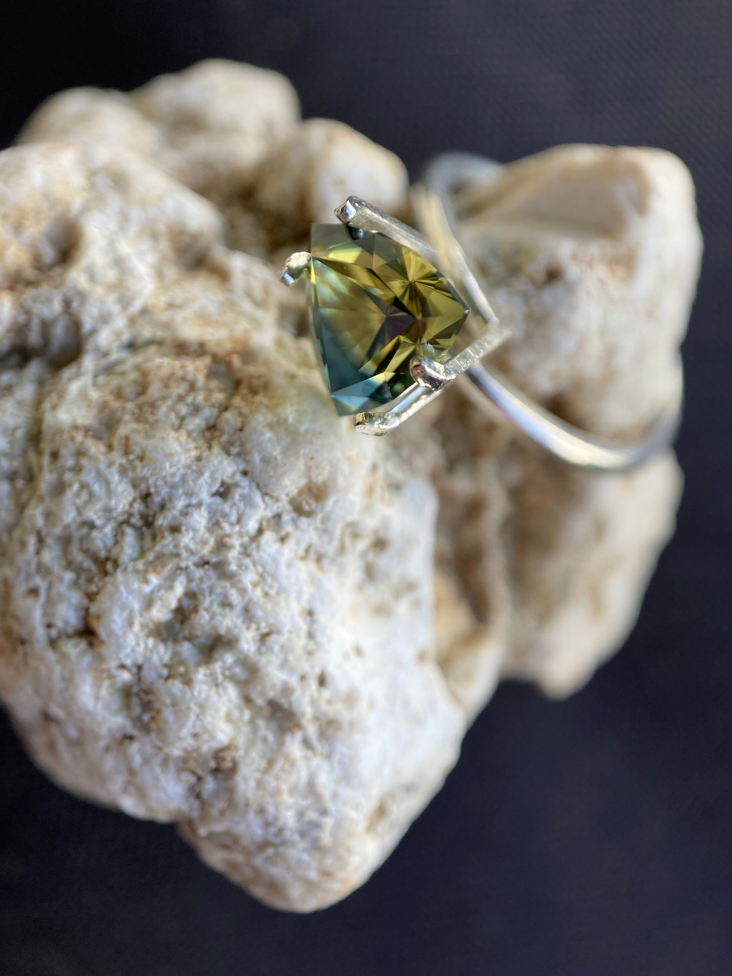 037- Australian Sapphire 1.71ct Yellow Green Parti ‘pharaohs eye’ TRILLION CUT