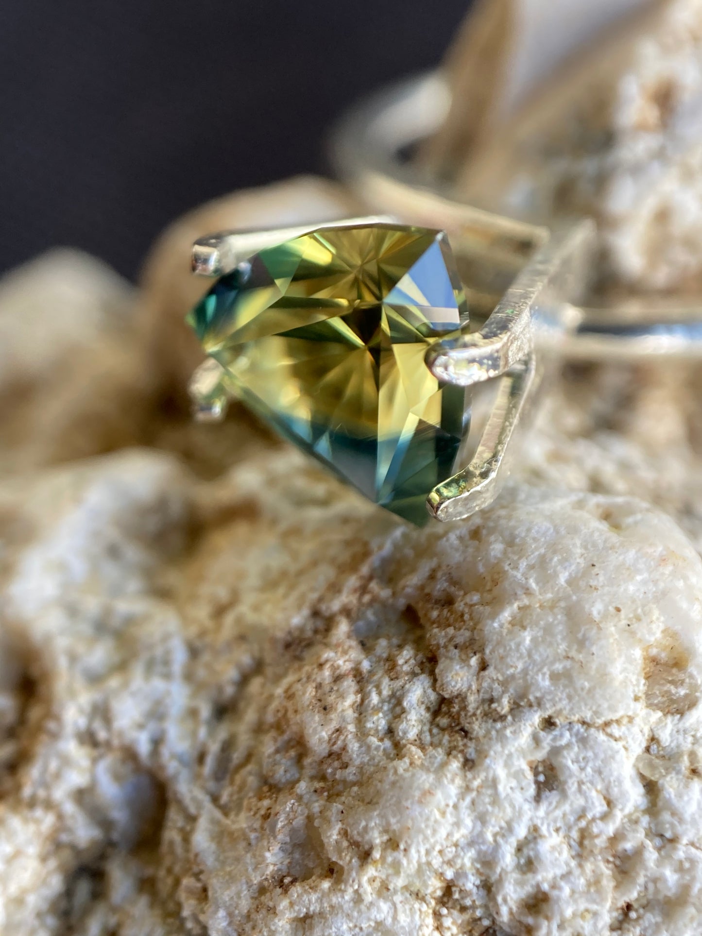 037- Australian Sapphire 1.71ct Yellow Green Parti ‘pharaohs eye’ TRILLION CUT