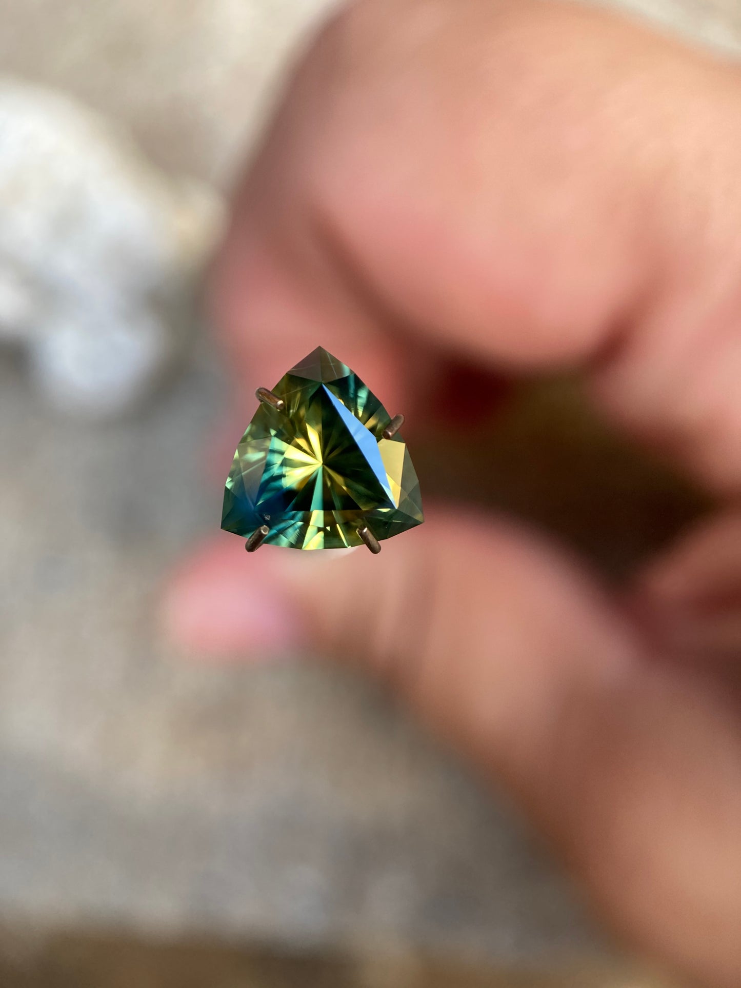 037- Australian Sapphire 1.71ct Yellow Green Parti ‘pharaohs eye’ TRILLION CUT