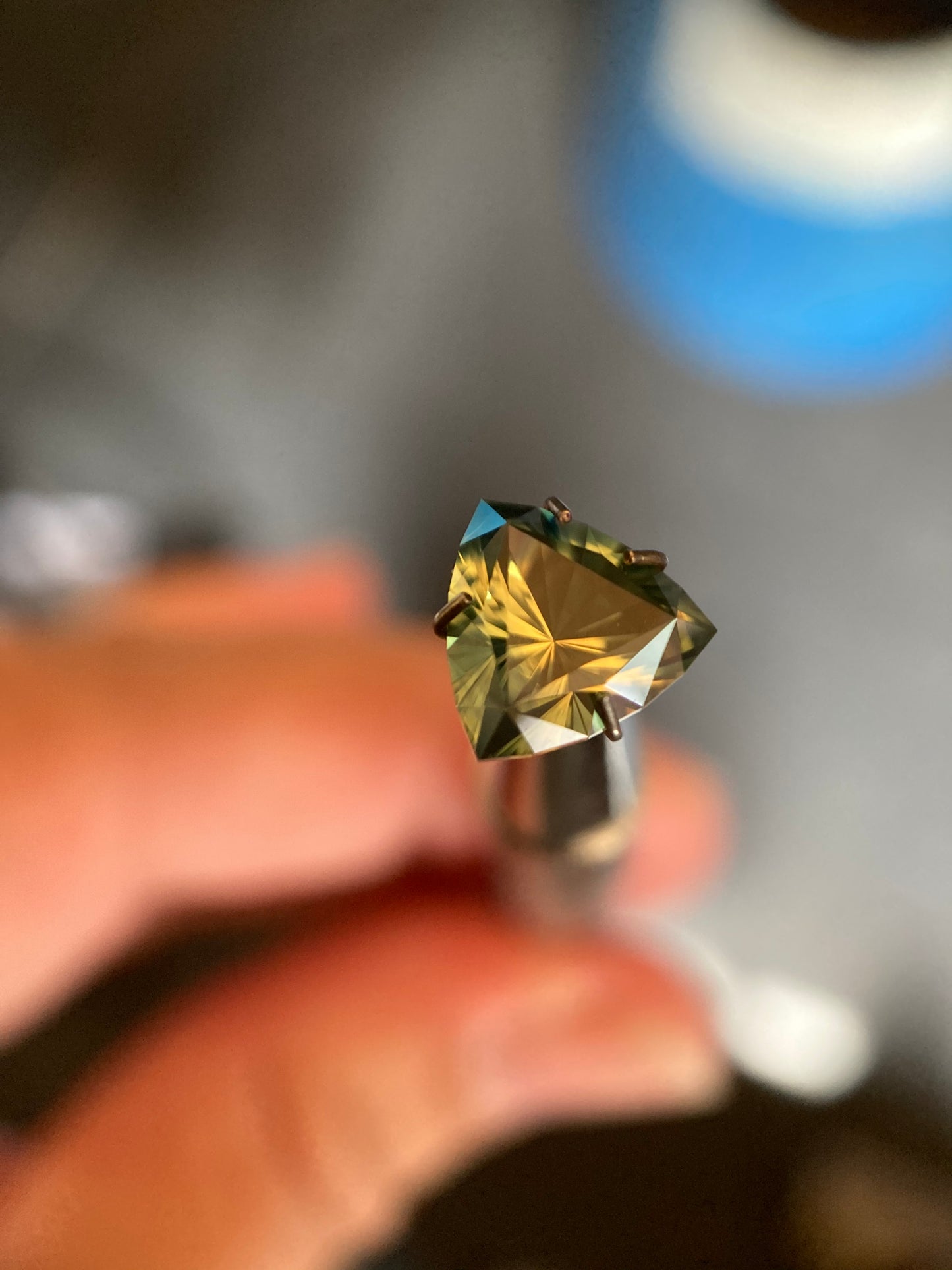 037- Australian Sapphire 1.71ct Yellow Green Parti ‘pharaohs eye’ TRILLION CUT
