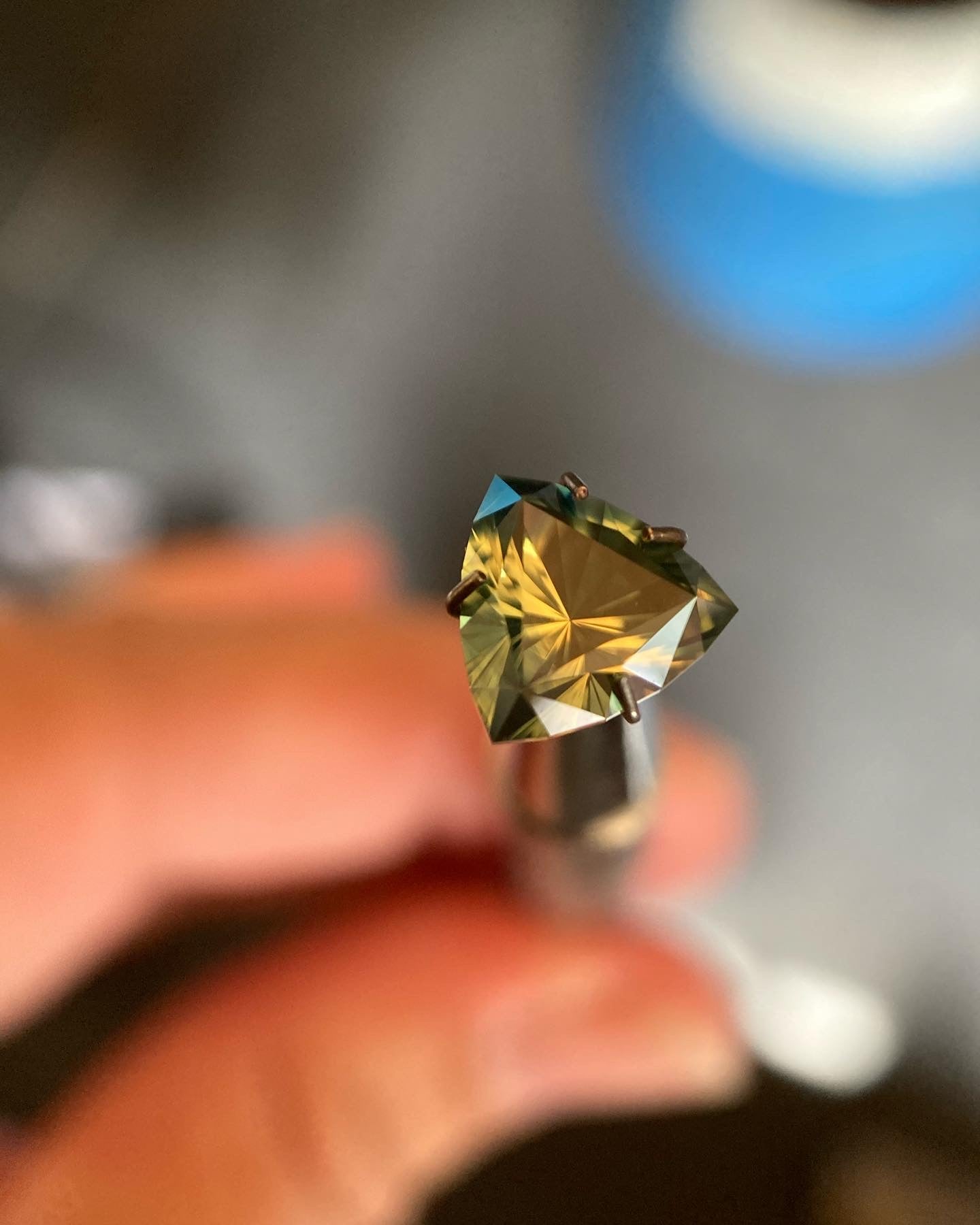037- Australian Sapphire 1.71ct Yellow Green Parti ‘pharaohs eye’ TRILLION CUT