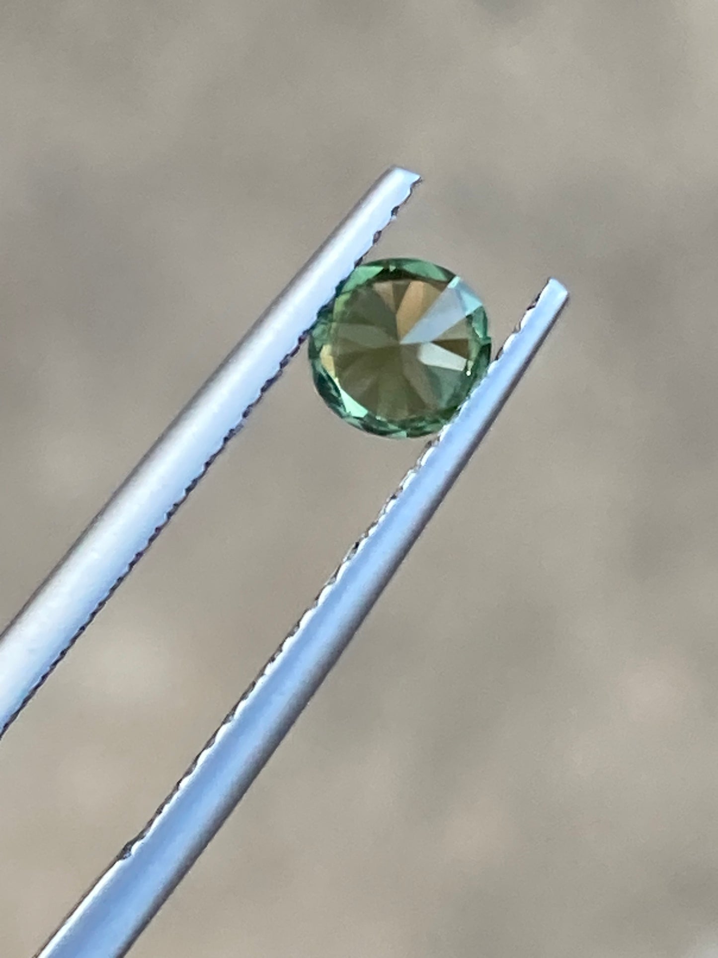 045- Sparkling GY parti Australian Sapphire 0.62ct ROUND BRILLIANT CUT green