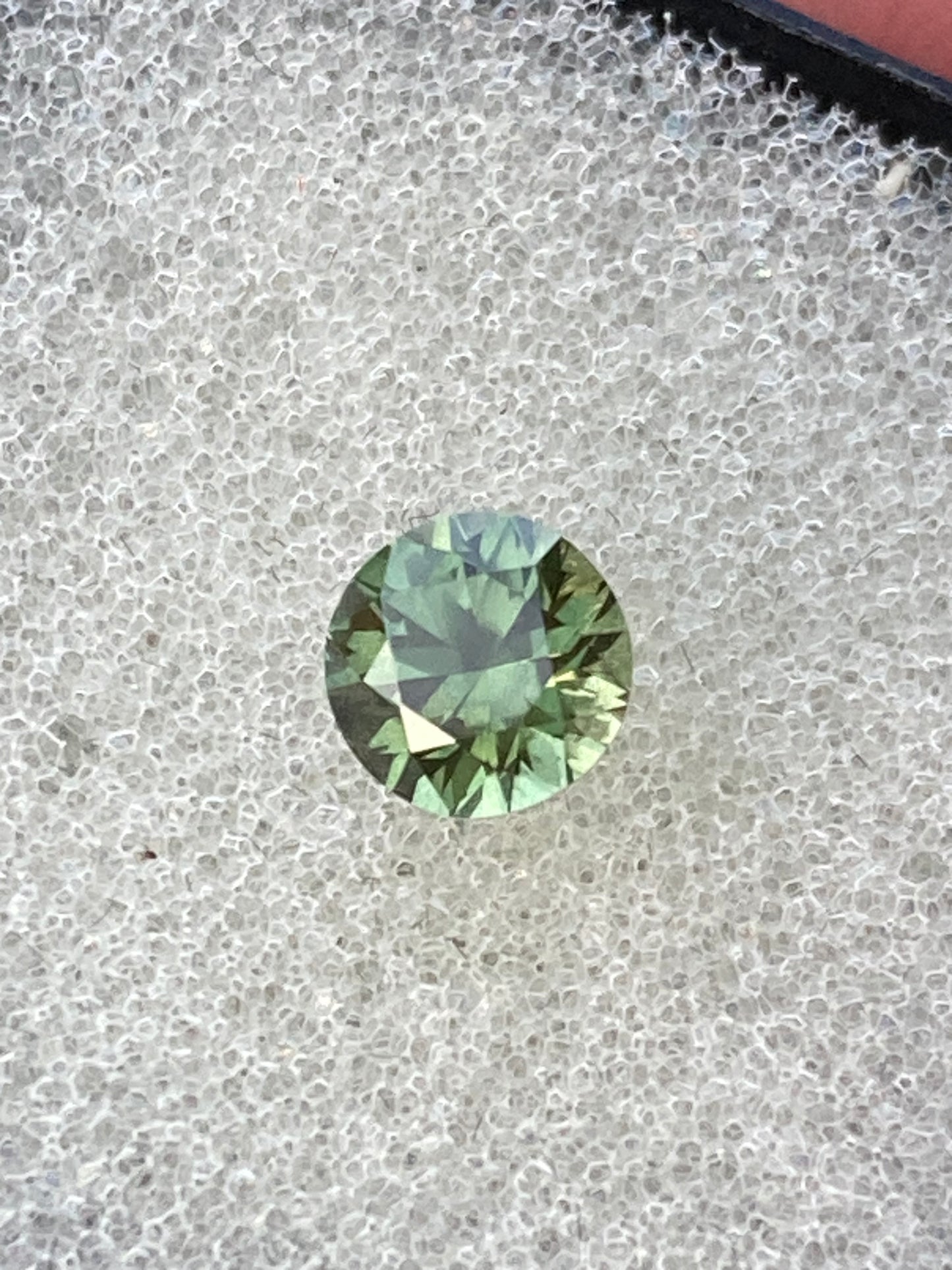 045- Sparkling GY parti Australian Sapphire 0.62ct ROUND BRILLIANT CUT green