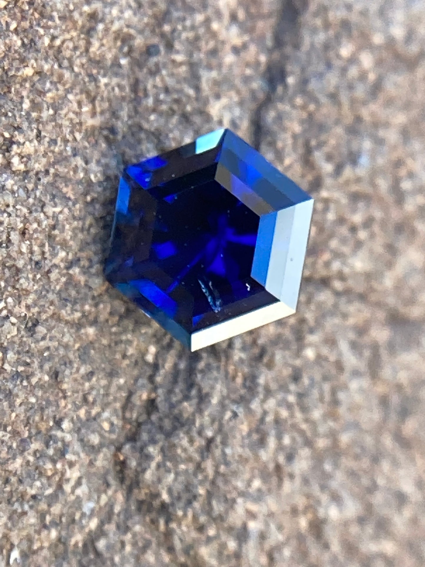 044- Nice Blue Australian Sapphire 0.73ct HEX CUT