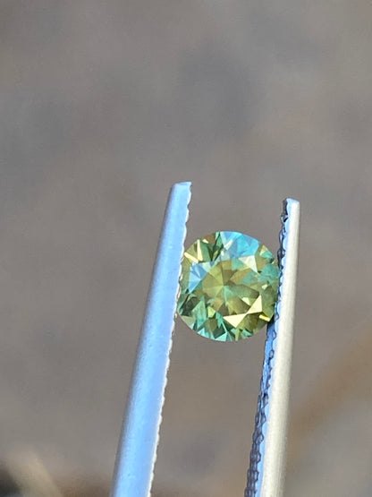 045- Sparkling GY parti Australian Sapphire 0.62ct ROUND BRILLIANT CUT green