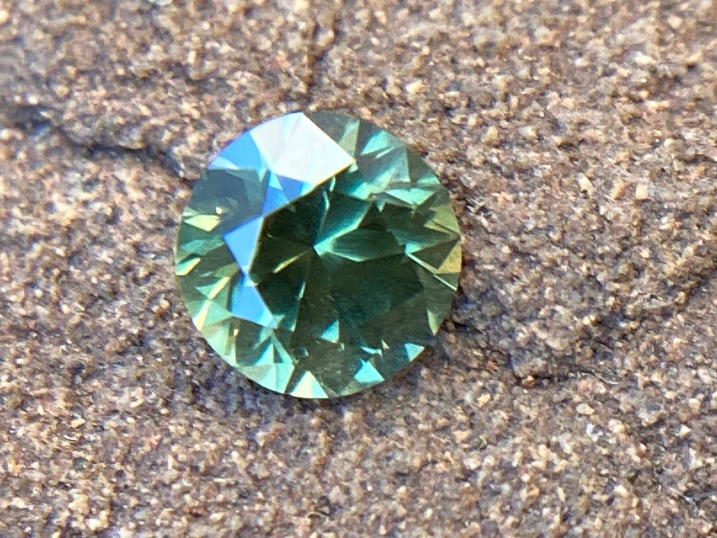 045- Sparkling GY parti Australian Sapphire 0.62ct ROUND BRILLIANT CUT green