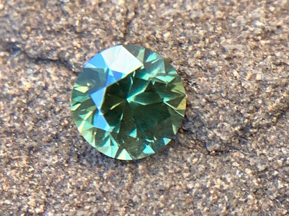 045- Sparkling GY parti Australian Sapphire 0.62ct ROUND BRILLIANT CUT green