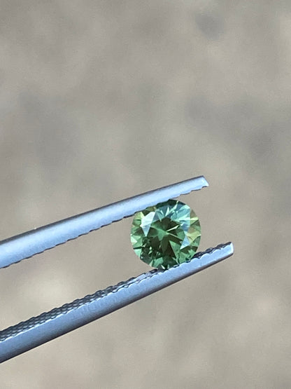045- Sparkling GY parti Australian Sapphire 0.62ct ROUND BRILLIANT CUT green