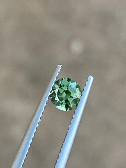 045- Sparkling GY parti Australian Sapphire 0.62ct ROUND BRILLIANT CUT green