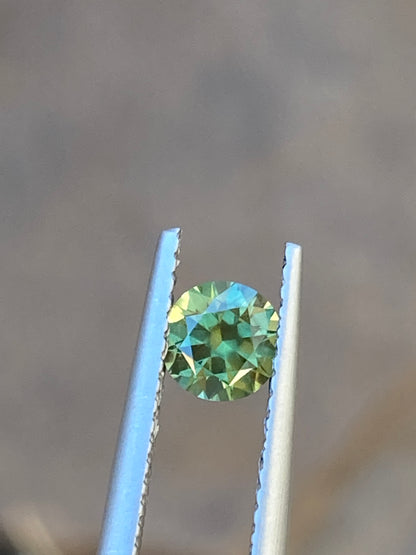 045- Sparkling GY parti Australian Sapphire 0.62ct ROUND BRILLIANT CUT green