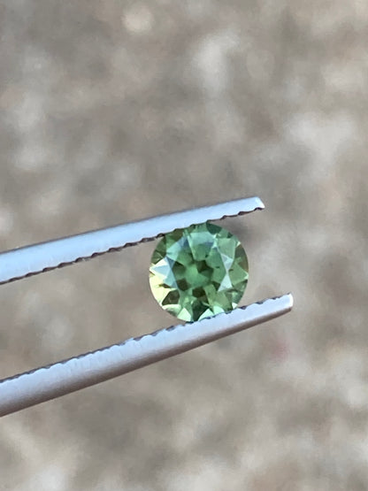 045- Sparkling GY parti Australian Sapphire 0.62ct ROUND BRILLIANT CUT green