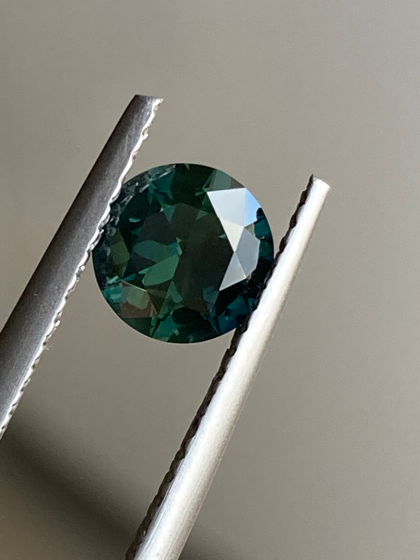 060- 1.09ct Dark Green Australian Sapphire ROUND CUT