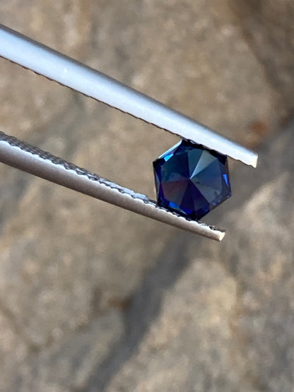 044- Nice Blue Australian Sapphire 0.73ct HEX CUT