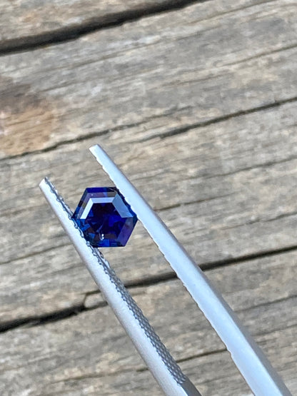 044- Nice Blue Australian Sapphire 0.73ct HEX CUT