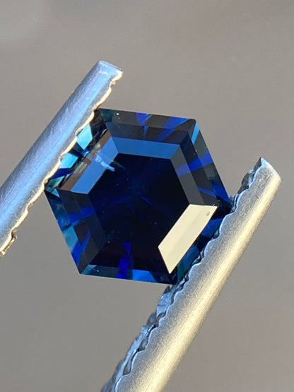 044- Nice Blue Australian Sapphire 0.73ct HEX CUT