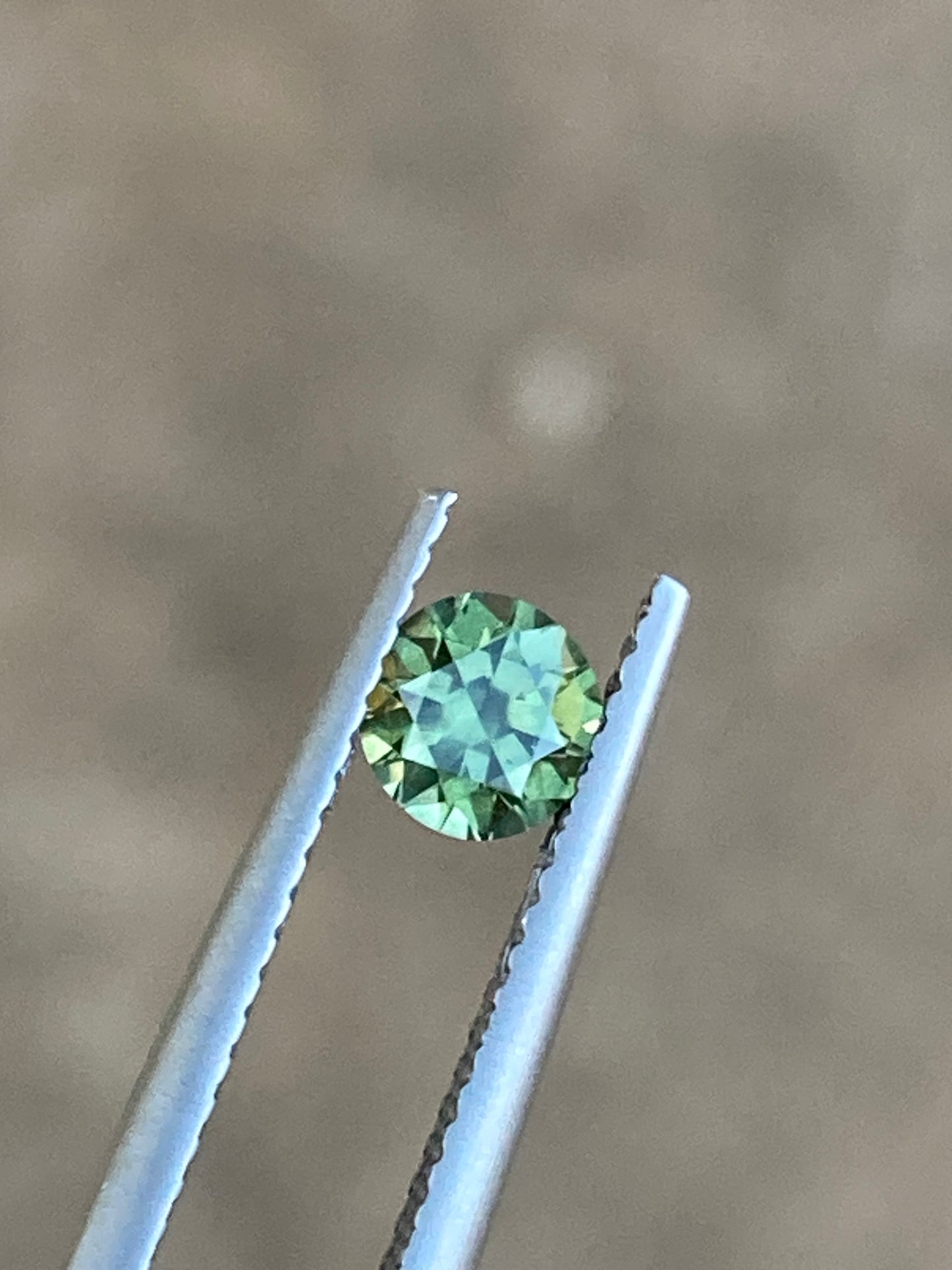 045- Sparkling GY parti Australian Sapphire 0.62ct ROUND BRILLIANT CUT green