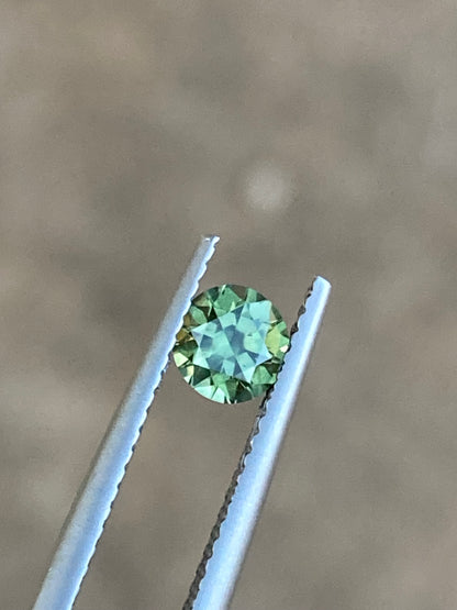 045- Sparkling GY parti Australian Sapphire 0.62ct ROUND BRILLIANT CUT green
