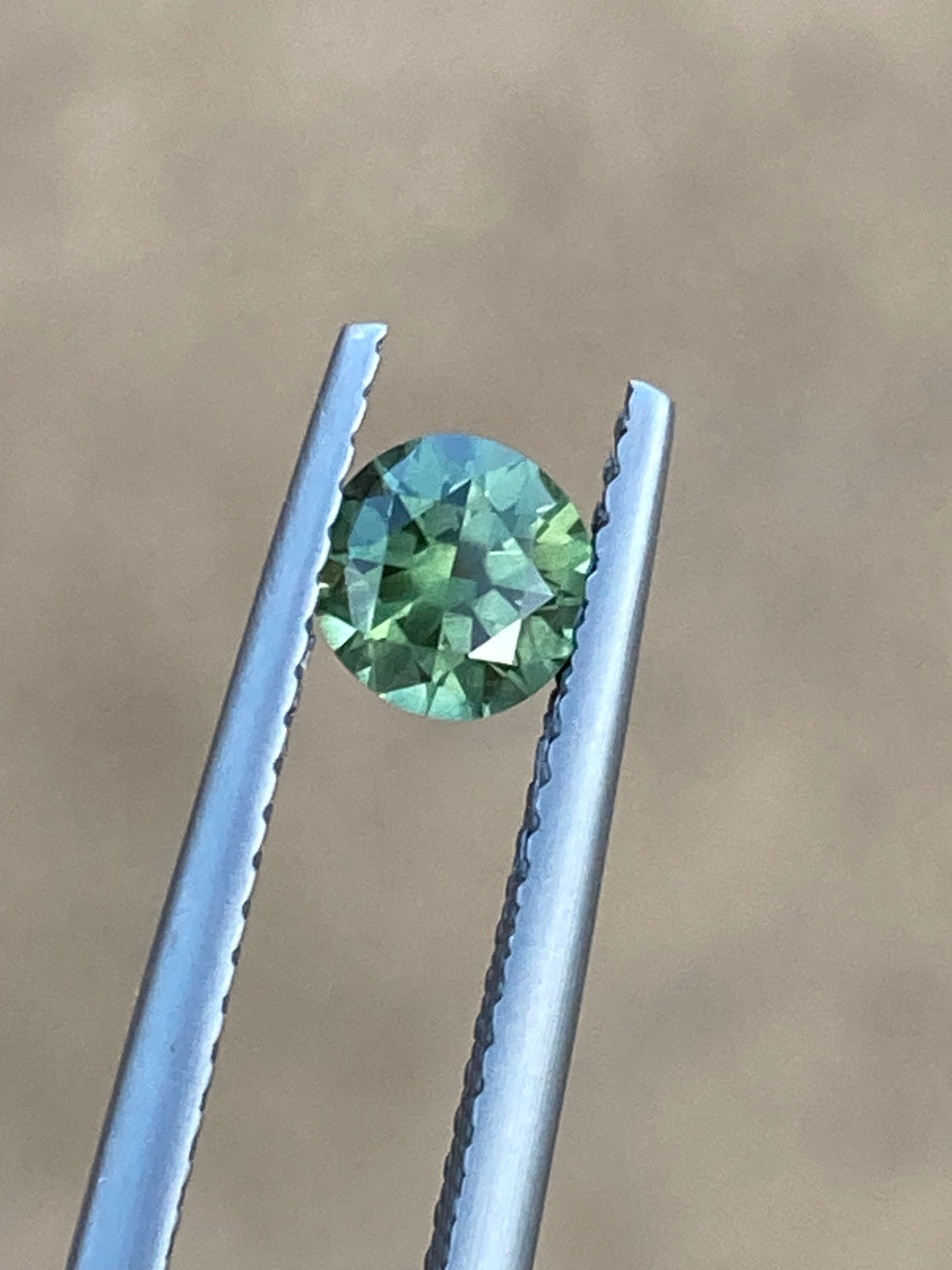 045- Sparkling GY parti Australian Sapphire 0.62ct ROUND BRILLIANT CUT green