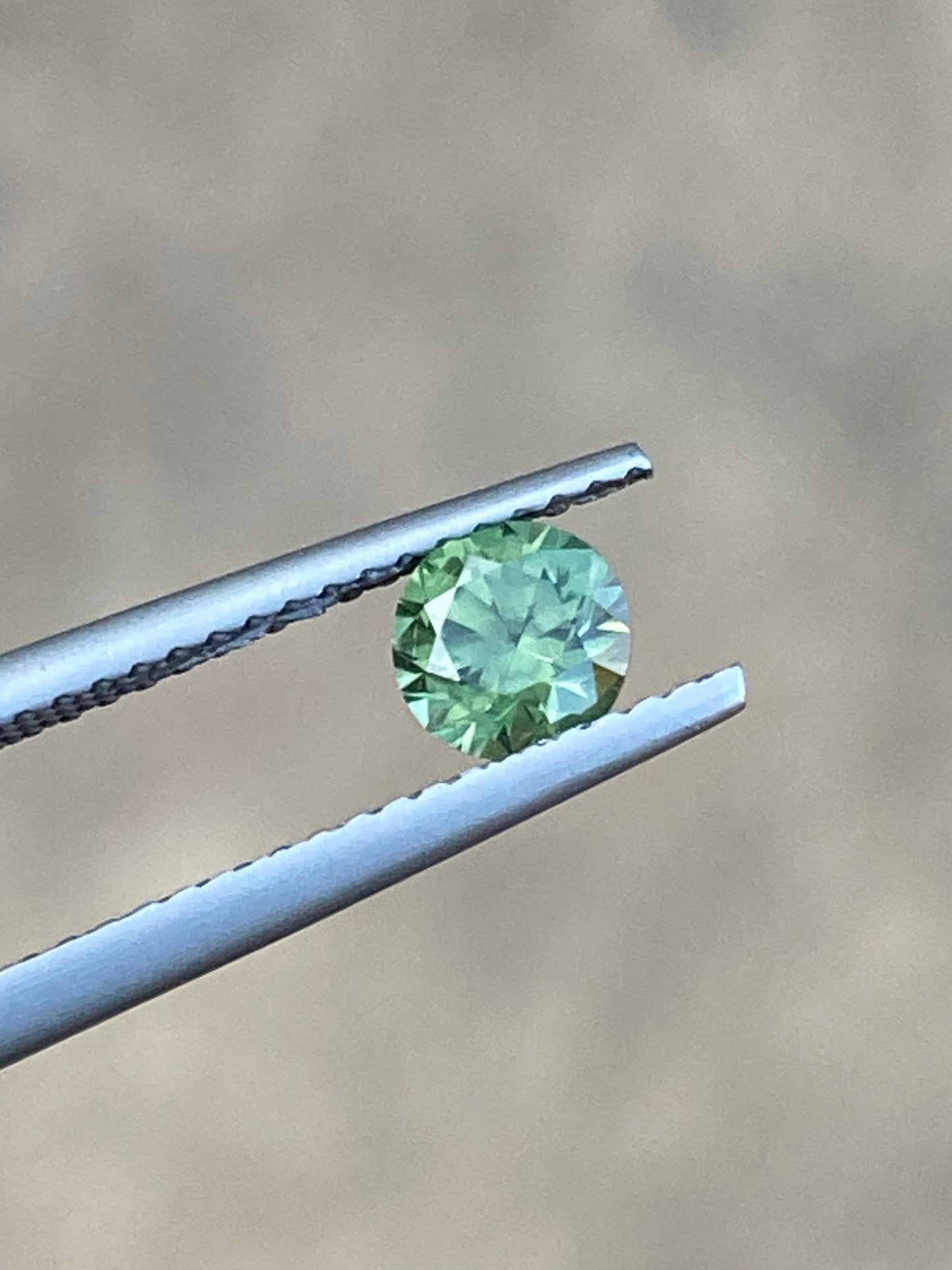 045- Sparkling GY parti Australian Sapphire 0.62ct ROUND BRILLIANT CUT green