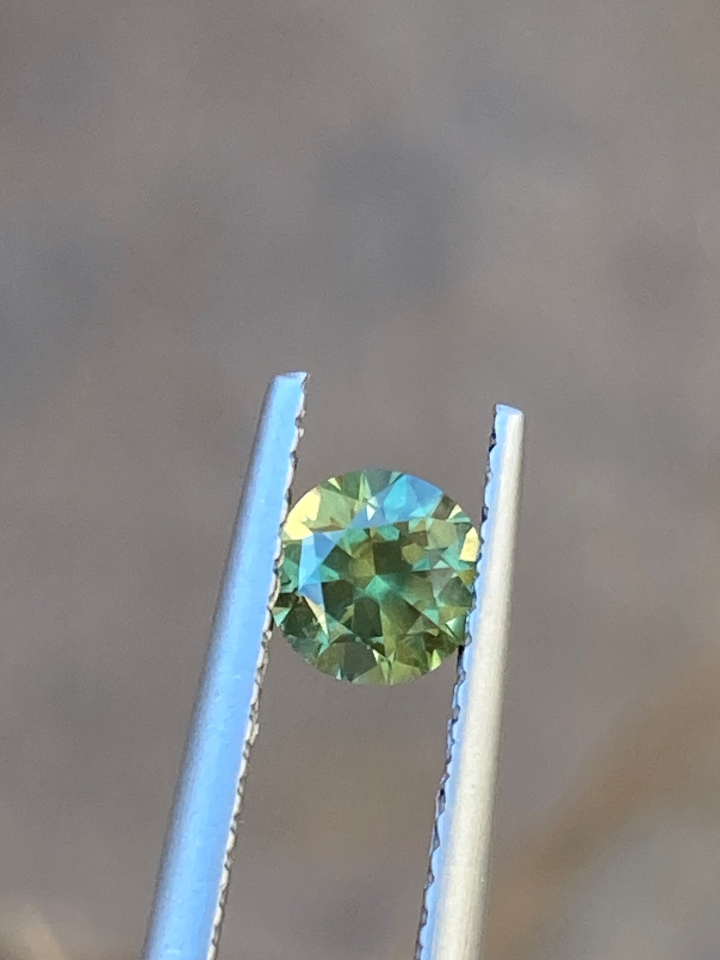 045- Sparkling GY parti Australian Sapphire 0.62ct ROUND BRILLIANT CUT green