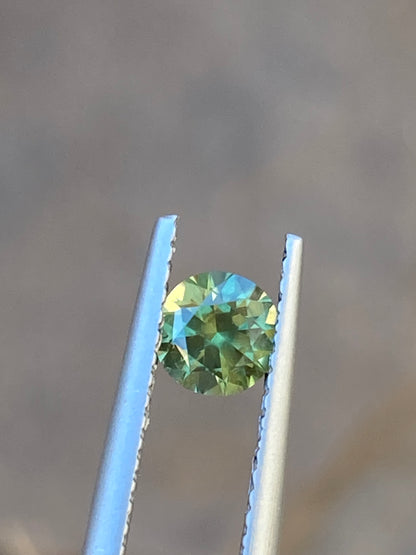 045- Sparkling GY parti Australian Sapphire 0.62ct ROUND BRILLIANT CUT green