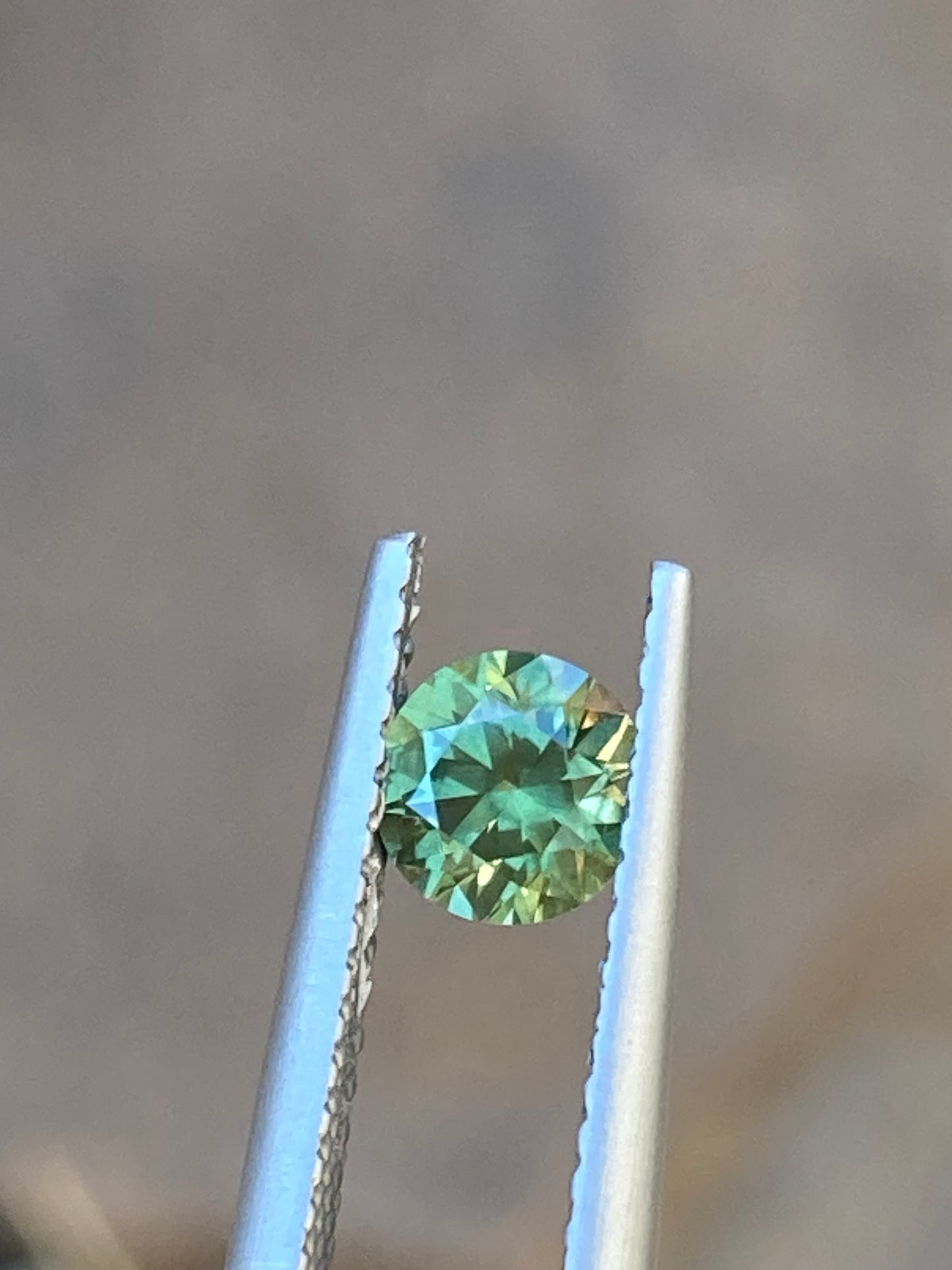 045- Sparkling GY parti Australian Sapphire 0.62ct ROUND BRILLIANT CUT green