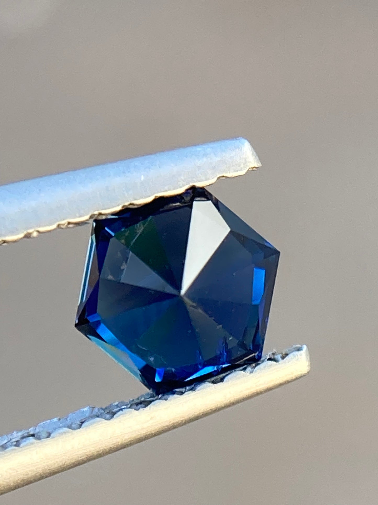 044- Nice Blue Australian Sapphire 0.73ct HEX CUT