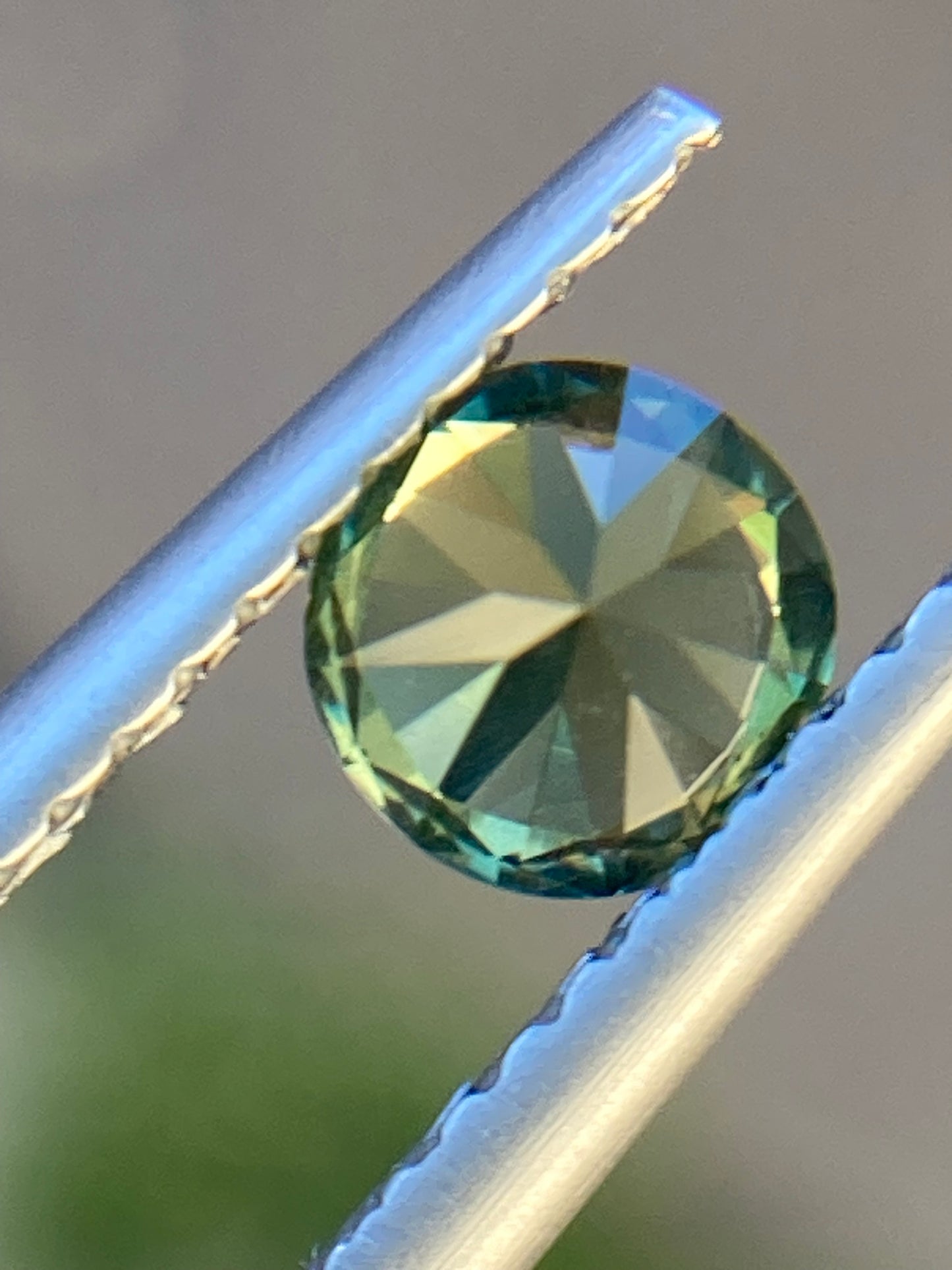 045- Sparkling GY parti Australian Sapphire 0.62ct ROUND BRILLIANT CUT green