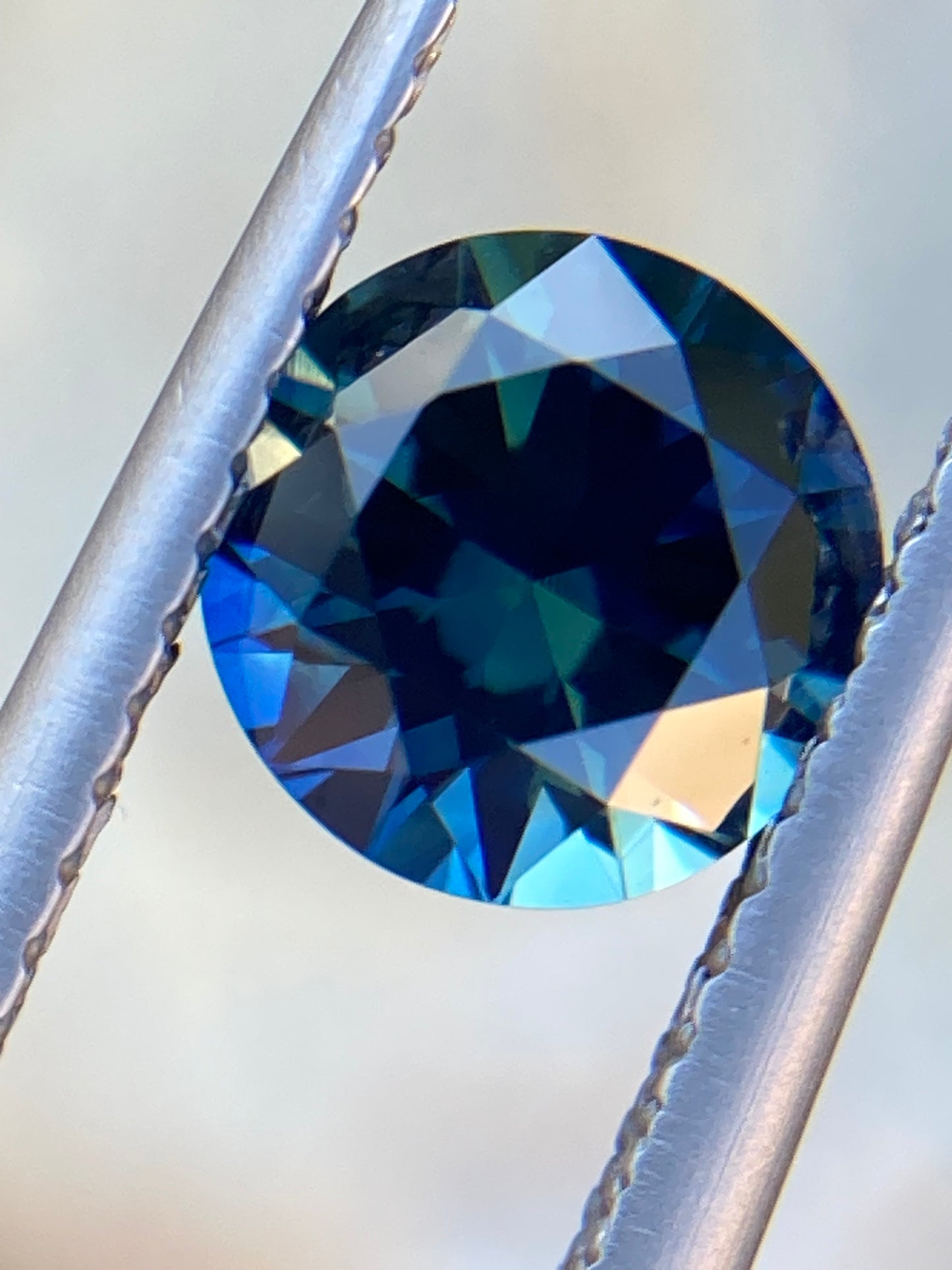 039- Steel Teal Australian Sapphire 1.45ct ROUND CUT