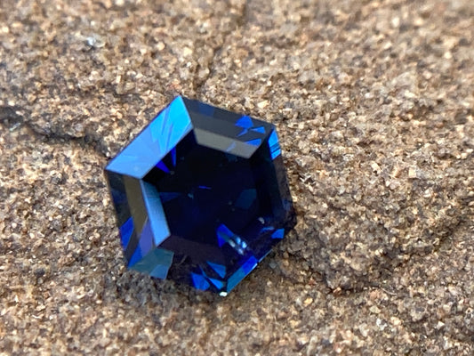 044- Nice Blue Australian Sapphire 0.73ct HEX CUT
