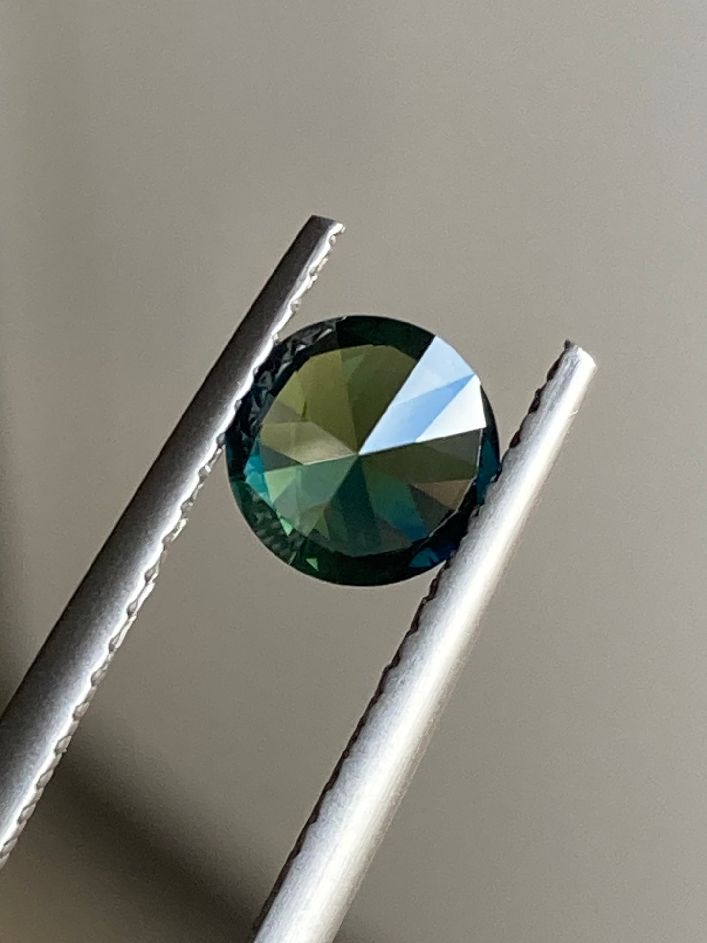 060- 1.09ct Dark Green Australian Sapphire ROUND CUT