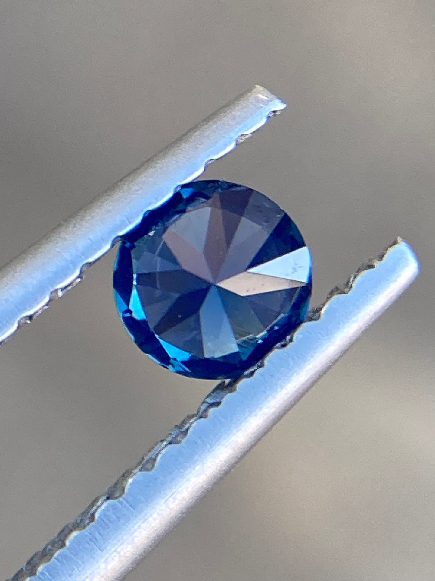 065- Blue Australian Sapphire 0.37ct Round CUT