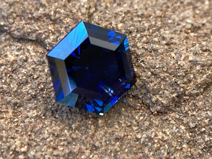 044- Nice Blue Australian Sapphire 0.73ct HEX CUT