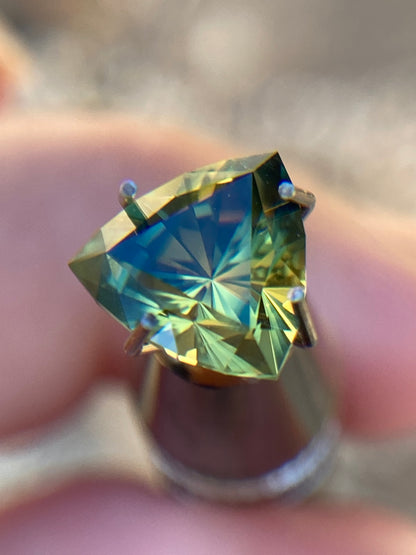 037- Australian Sapphire 1.71ct Yellow Green Parti ‘pharaohs eye’ TRILLION CUT