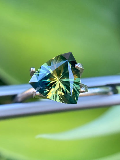 037- Australian Sapphire 1.71ct Yellow Green Parti ‘pharaohs eye’ TRILLION CUT