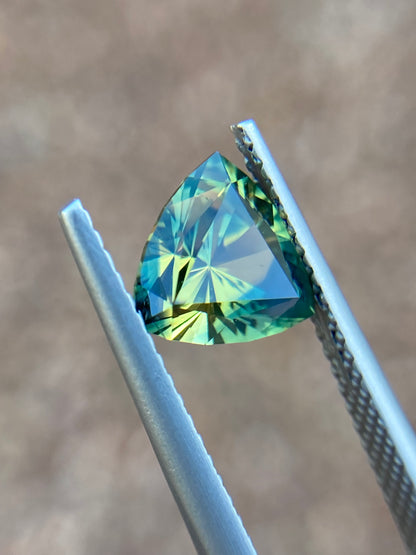 037- Australian Sapphire 1.71ct Yellow Green Parti ‘pharaohs eye’ TRILLION CUT