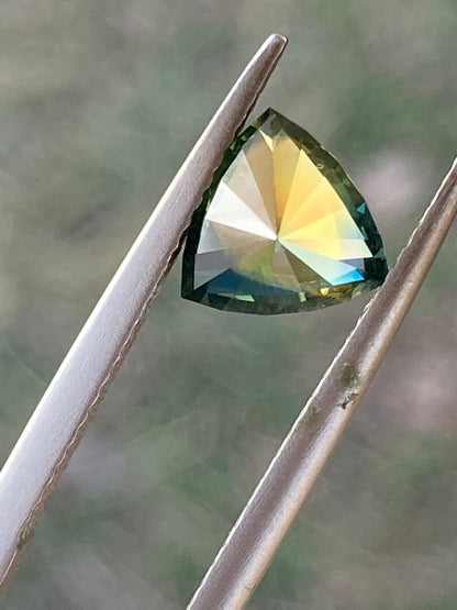 037- Australian Sapphire 1.71ct Yellow Green Parti ‘pharaohs eye’ TRILLION CUT