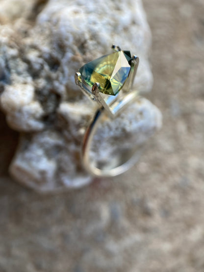 037- Australian Sapphire 1.71ct Yellow Green Parti ‘pharaohs eye’ TRILLION CUT