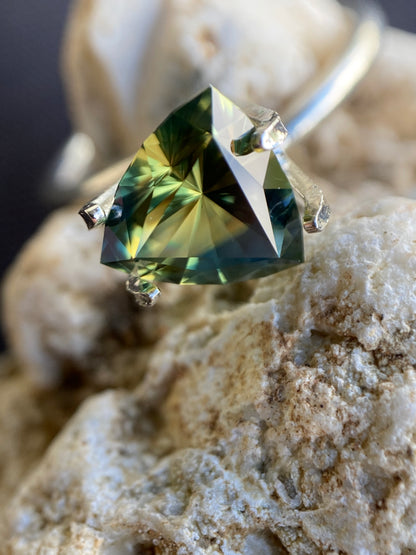 037- Australian Sapphire 1.71ct Yellow Green Parti ‘pharaohs eye’ TRILLION CUT