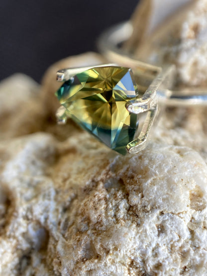 037- Australian Sapphire 1.71ct Yellow Green Parti ‘pharaohs eye’ TRILLION CUT