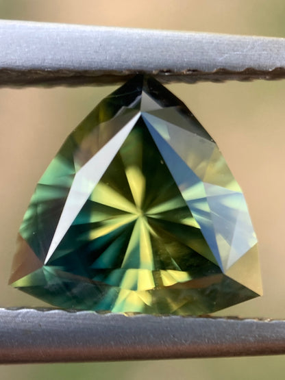 037- Australian Sapphire 1.71ct Yellow Green Parti ‘pharaohs eye’ TRILLION CUT