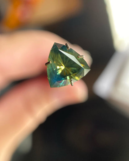 037- Australian Sapphire 1.71ct Yellow Green Parti ‘pharaohs eye’ TRILLION CUT