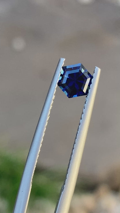 044- Nice Blue Australian Sapphire 0.73ct HEX CUT