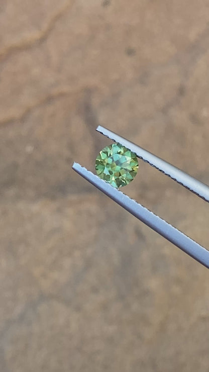 045- Sparkling GY parti Australian Sapphire 0.62ct ROUND BRILLIANT CUT green