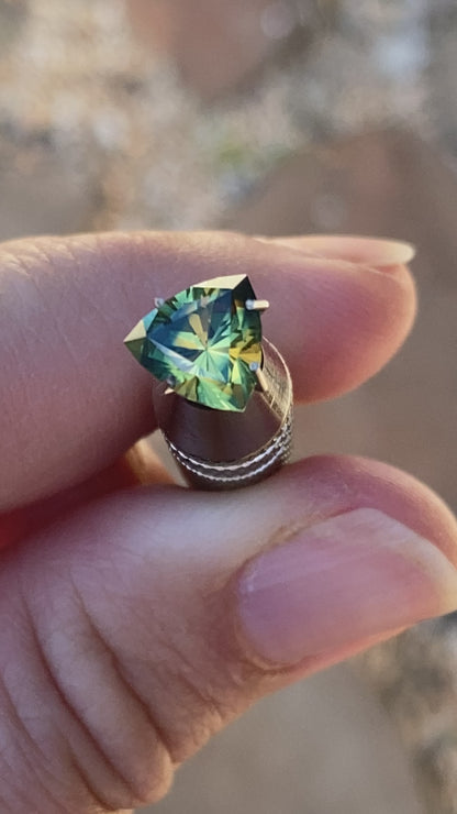 037- Australian Sapphire 1.71ct Yellow Green Parti ‘pharaohs eye’ TRILLION CUT